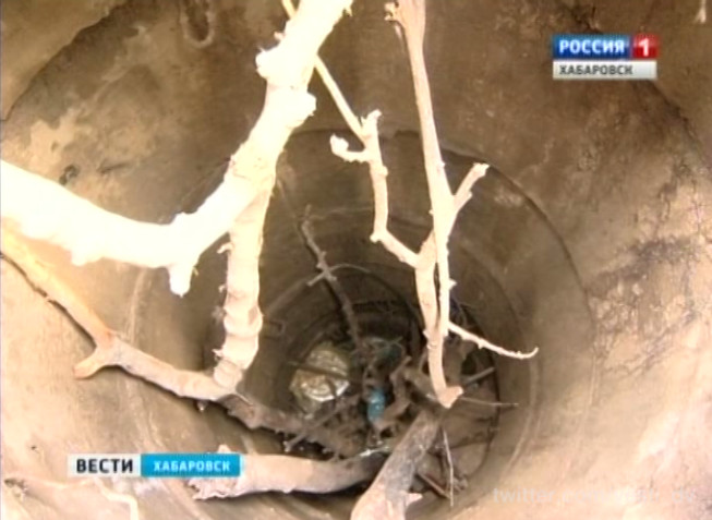 Открытый колодец на пути в школу