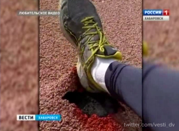 Некачественное покрытие стадиона имени Ленина