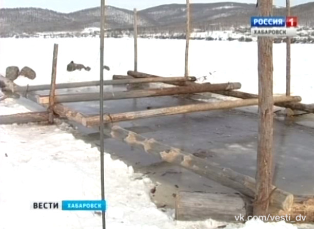 Четыре жителя села Сусанино провалились под лед на снегоходе