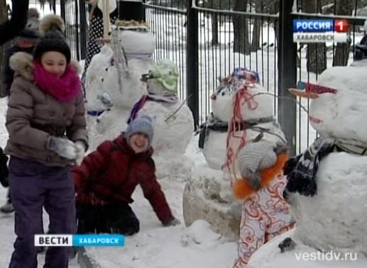 Снеговики на школьном дворе