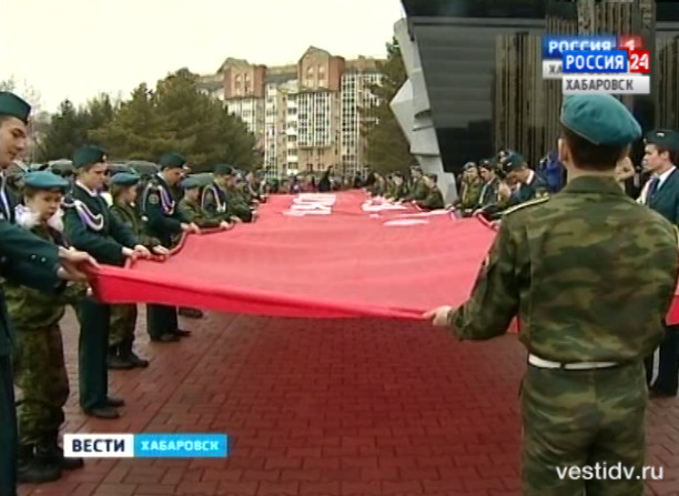 Раритетная «Победа» привезла в Хабаровск двухсотметровое знамя