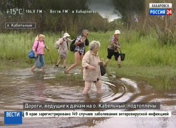 Вода подходит к дачам на левом берегу Амура