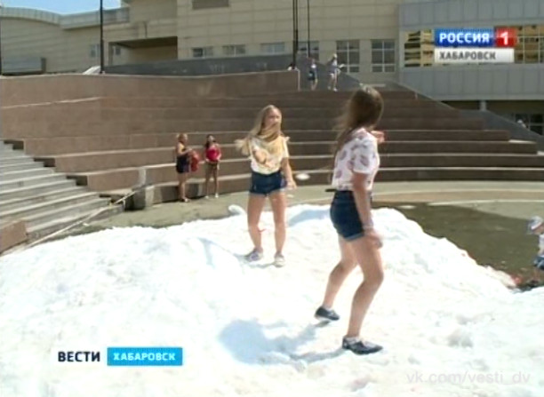 Снежный сугроб в летнем городе