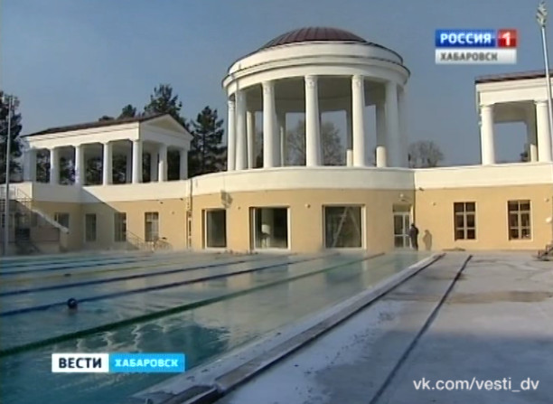 Первые пловцы в открытом бассейне