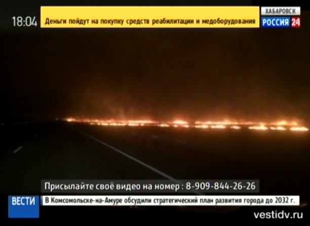 Палы вдоль загородной автомобильной трассы