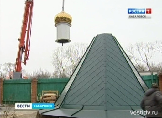 Установка куполов на храме Александра Невского