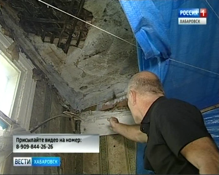 Сгоревший барак топит