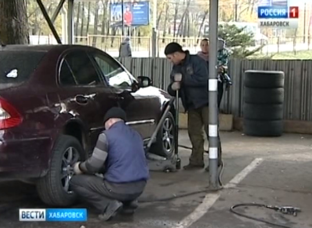 Меняют резину на авто