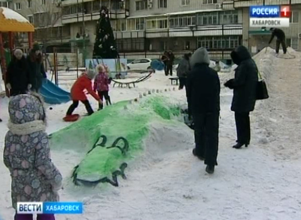 Добровольцы строят снежные городки