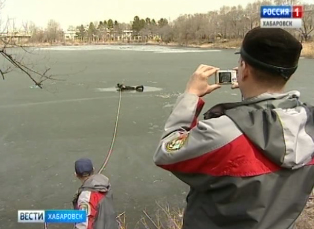 Самокат на льду и водолазы