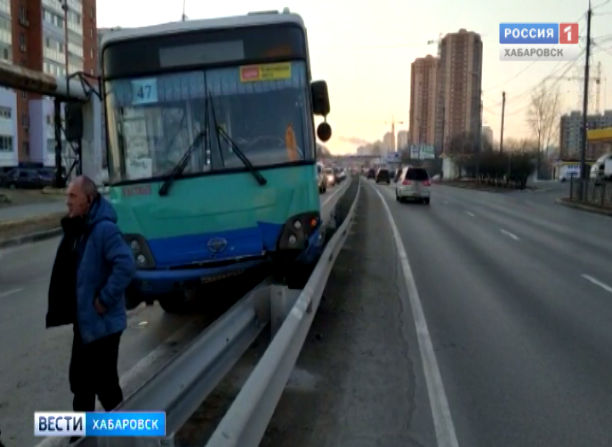 Автобус в отбойнике