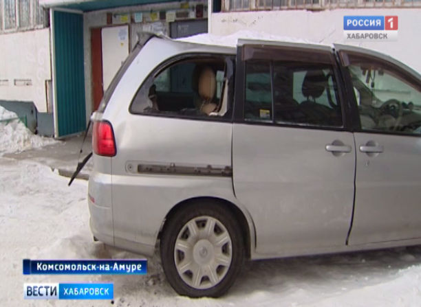 Автомобиль пострадал от снежного обвала