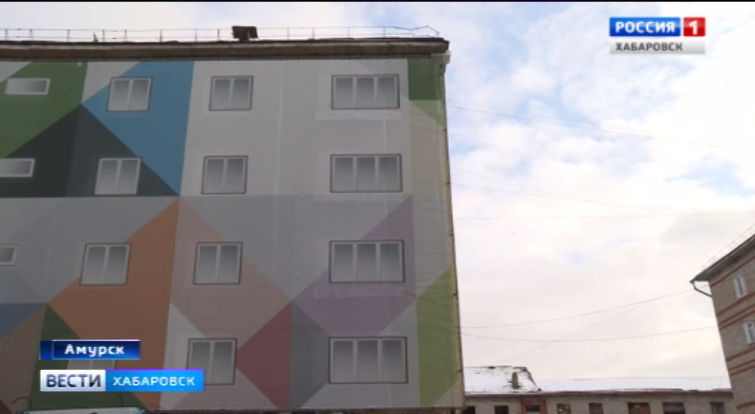 Заброшенные дома в Амурске декорируют