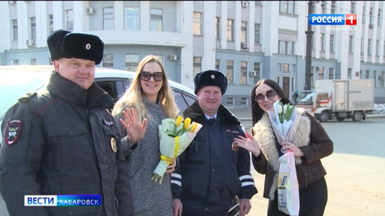 Инспекторы ГИБДД поздравляют автолюбительниц с 8 марта