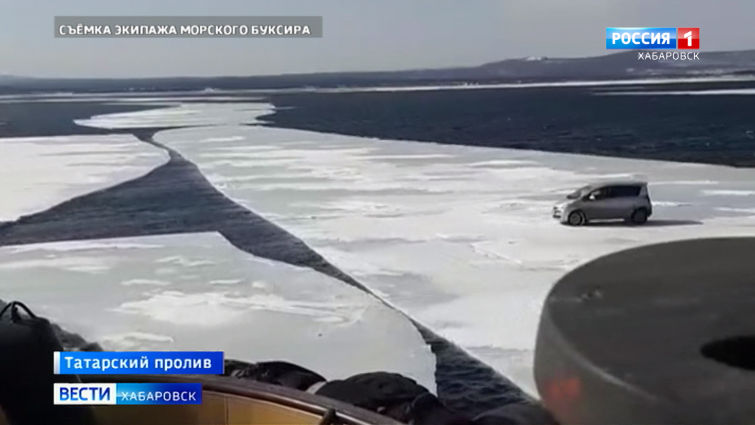 Первый отколовшийся на льдине рыбак
