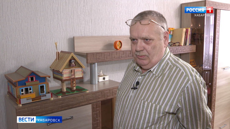 Миниатюрные дома в квартире хабаровского пенсионера