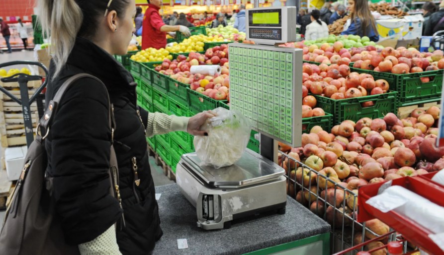 Жителям Читы запретили самостоятельно взвешивать продукты в магазинах из-за всплеска заразившихся COVID-19
