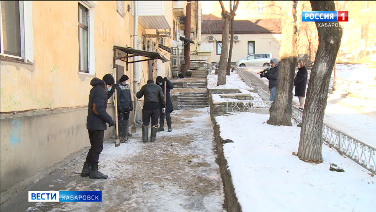 В Хабаровске продолжают устранять последствия снегопада