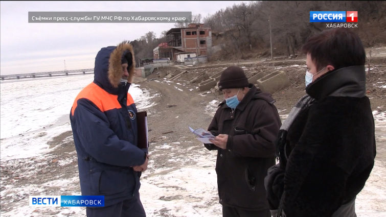 Ледостав на Амуре у Хабаровска еще не завершился, а к водной глади поспешили рыбаки