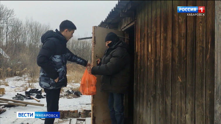 Волонтеры Хабаровска перед Новым годом начали развозить продуктовые наборы тем, кто сейчас вынужденно находится на самоизоляции и многодетным семьям