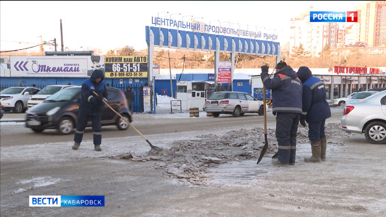 Работники Горводоканала устраняют последствия коммунальной аварии в районе центрального рынка Хабаровска