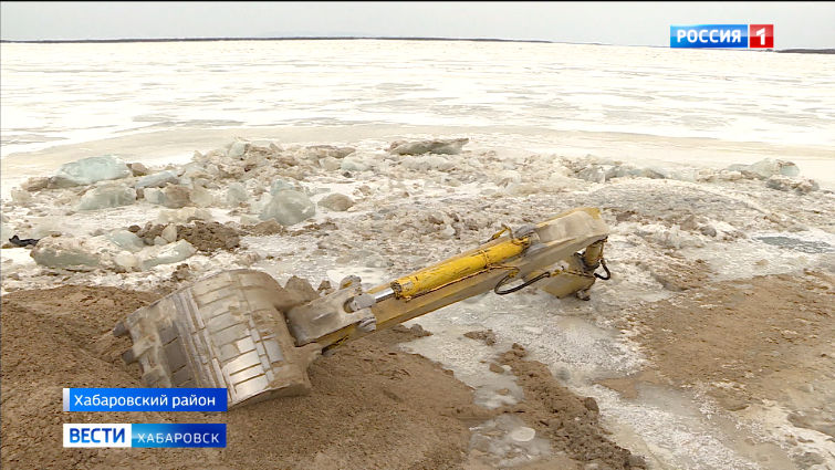 Водитель экскаватора, который провалился под лед на Амуре в Хабаровском районе, всё-таки выжил
