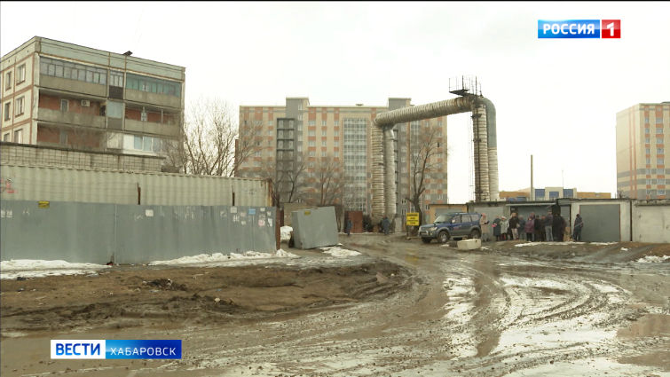 В Хабаровске грузовики разбили дорогу возле жилых домов