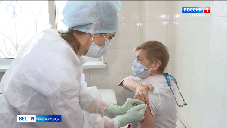 В Хабаровском крае началась вакцинация переболевших коронавирусом врачей