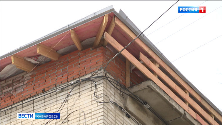 В Хабаровске устраняют последствия сильного ветра
