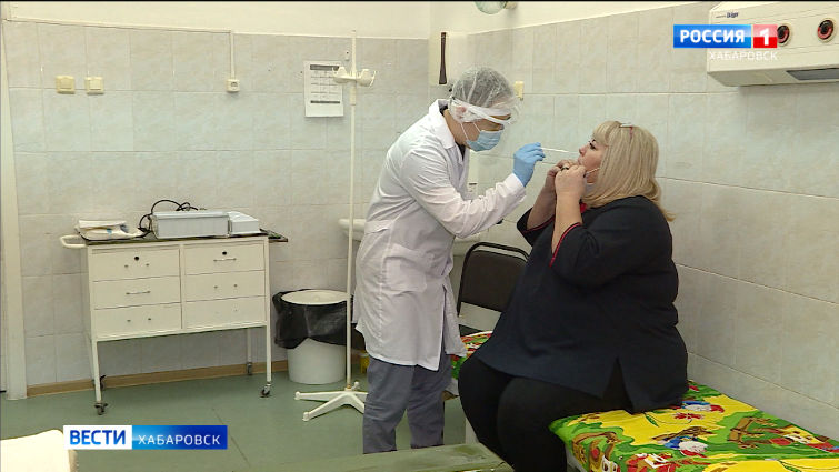 Около тысячи жителей Хабаровского края, которые вернулись из-за границы, не сдали тест на короновирус