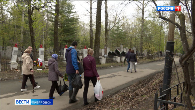 Тысячи хабаровчан посетили городские погосты в Родительский день