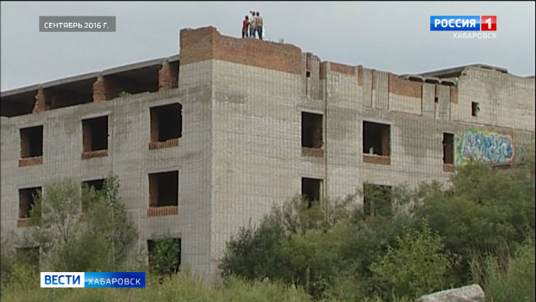 По факту падения ребенка с заброшенного здания в Хабаровске возбуждено уголовное дело