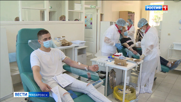 В Хабаровске поздравили почетных доноров