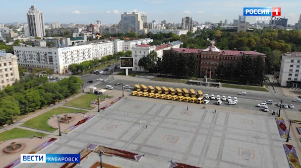 В районы Хабаровского края отправят новые школьные автобусы и машины для скорой помощи