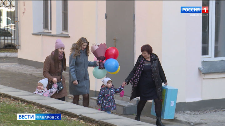 По роддомам Хабаровского края распределили крупную партию подарков-боксов