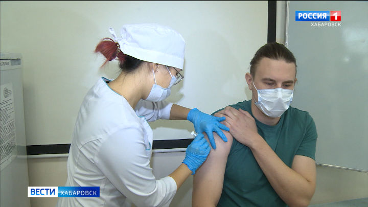 В 14 школах Хабаровска и Комсомольска впервые открылись мобильные пункты вакцинации