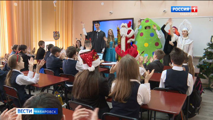 В школах и детских садах Хабаровска готовятся к новогодним утренникам