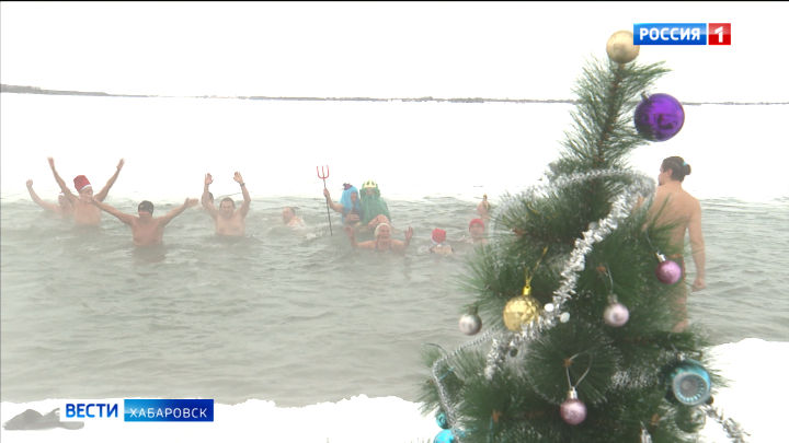 Несмотря на морозы за 30, «хабаровские моржи» открыли пляжный сезон