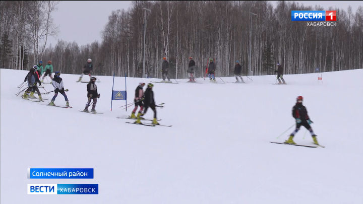 На зимнем курорте «Холдоми» в Солнечном районе прошел чемпионат края по горнолыжному спорту