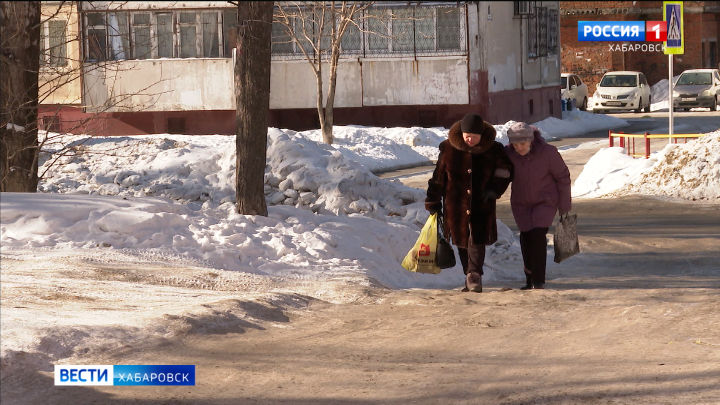 «Здесь и упасть можно!». Краевая комиссия проверила, как дворы и дороги Хабаровска чистят от снега