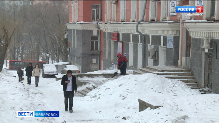 «Каждый метр – яма!». Специалисты Госжилнадзора проинспектировали дворы и дороги Хабаровска