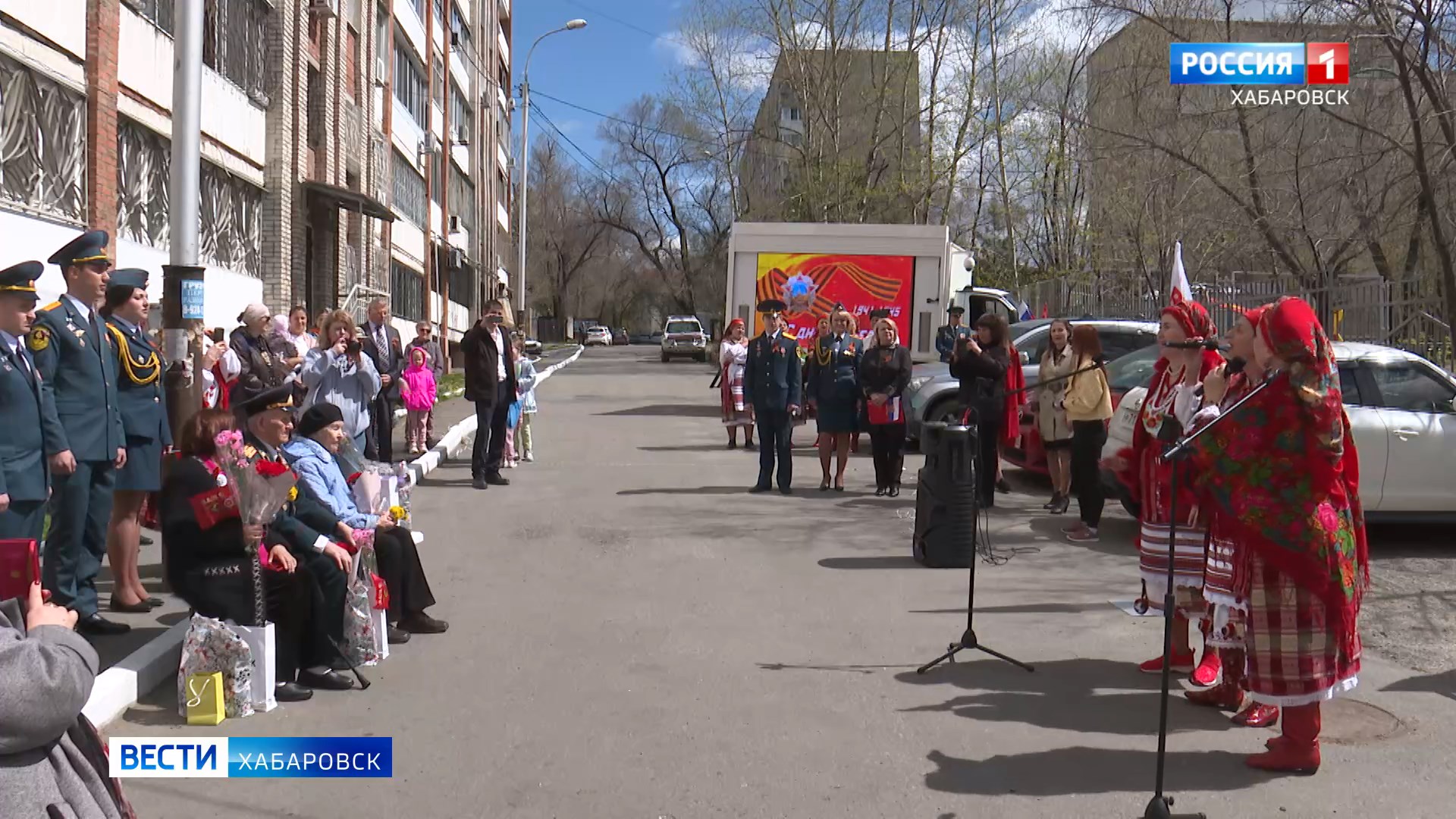 «Парады Победы у домов ветеранов» прошли в Хабаровске 9 мая