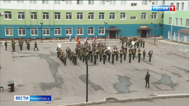 Смотрите в 21:05. Оркестр штаба ВВО репетирует программу открытия фестиваля «Амурские волны»