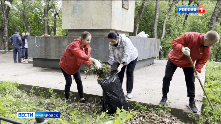 В ходе всероссийской акции волонтеры привели в порядок два памятника в Хабаровске