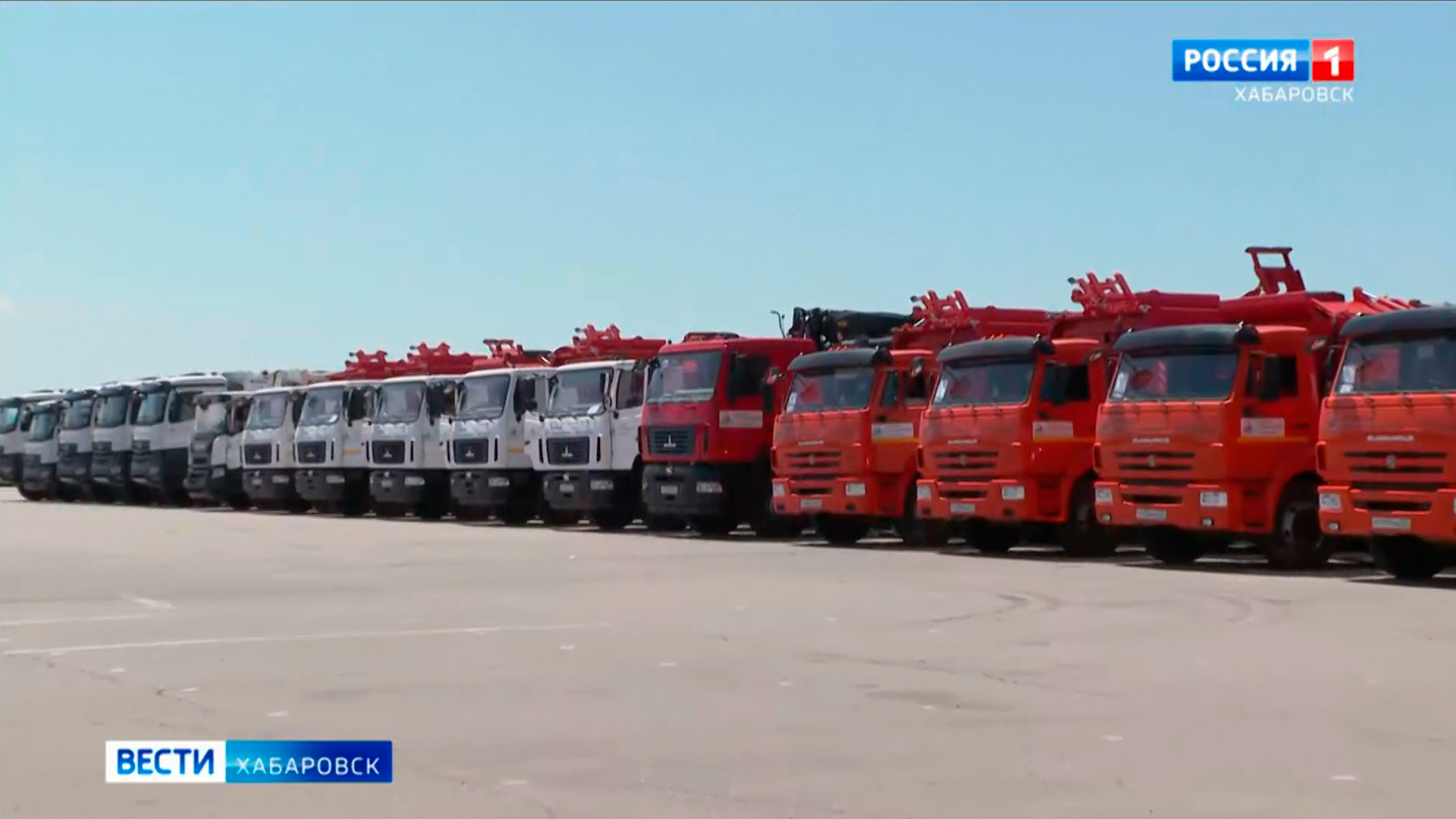 Транспорт для регоператора: в Хабаровск доставили два десятка современных мусоровозов