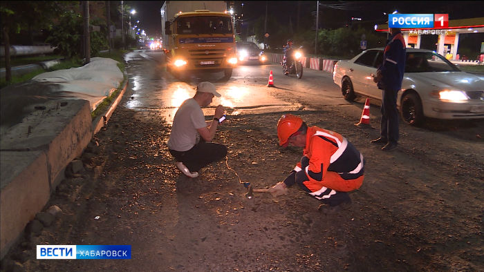 С помощью молотка и сейсмостанции: дорожное полотно на Павла Морозова изучают хабаровские учёные