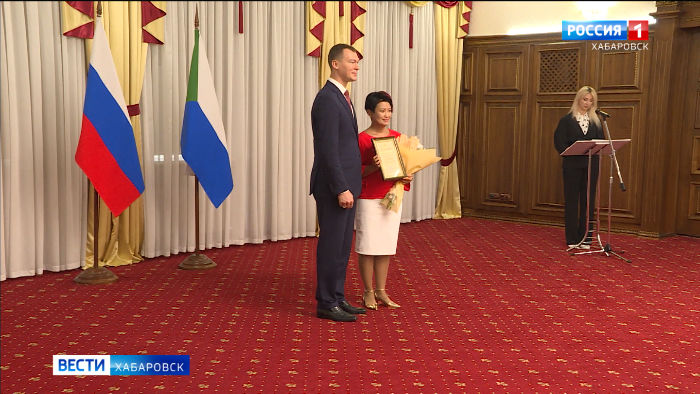 Михаил Дегтярёв вручил награды лучшим работникам торговли края