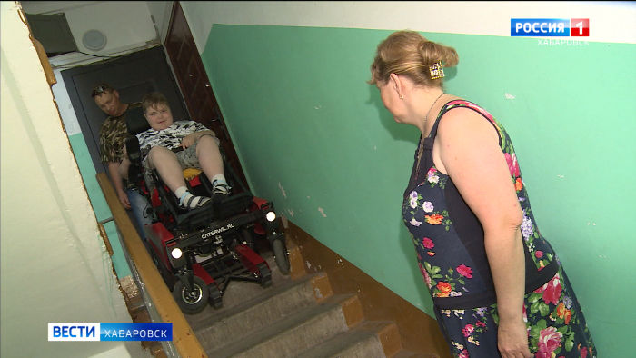 «Чувствуем радость!». Семья ребёнка-инвалида в Хабаровске получила специальный подъёмник