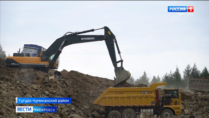 Порт, жд-станция и посёлок: Михаил Дегтярёв посетил стройплощадку на побережье Охотского моря
