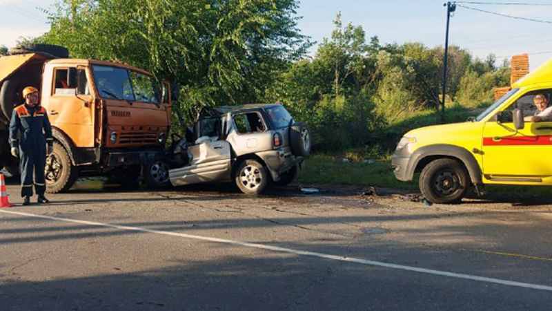В пригороде Хабаровска прошла операция по спасению женщины, пострадавшей в ДТП с КАМАЗом